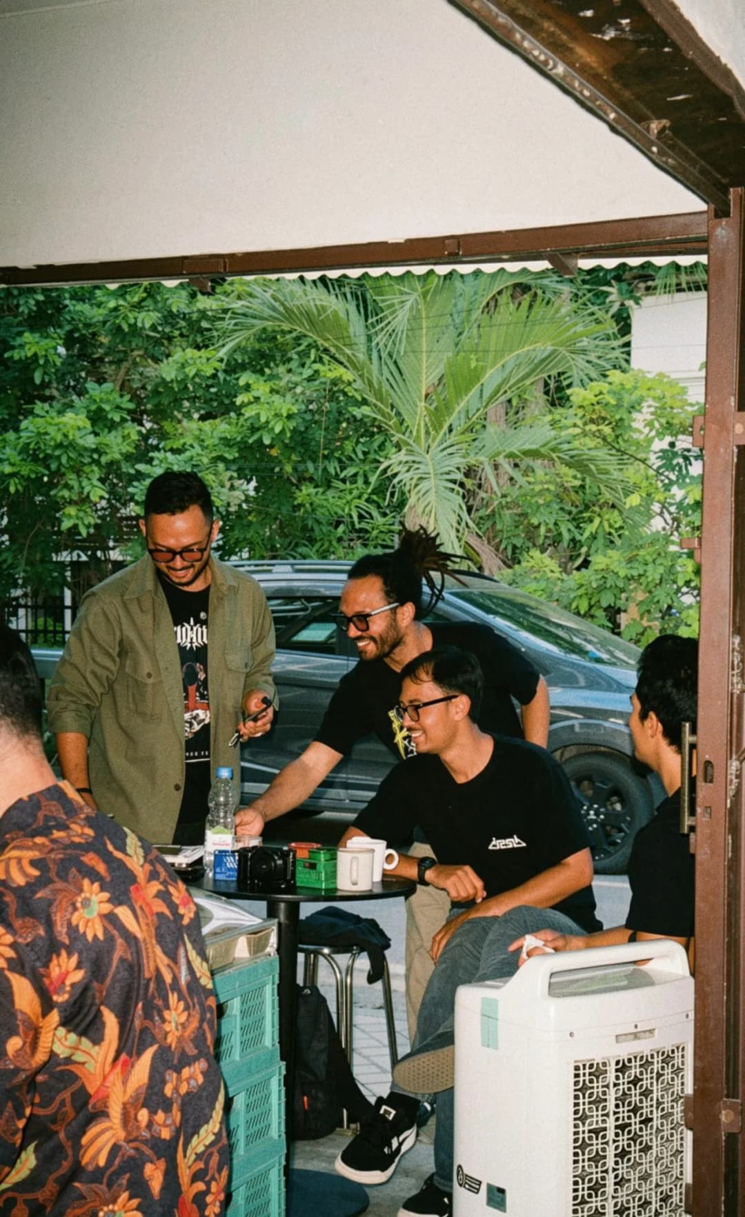 Tamu tertawa lepas saat ngobrol di Toko Kopi Kabar Baik