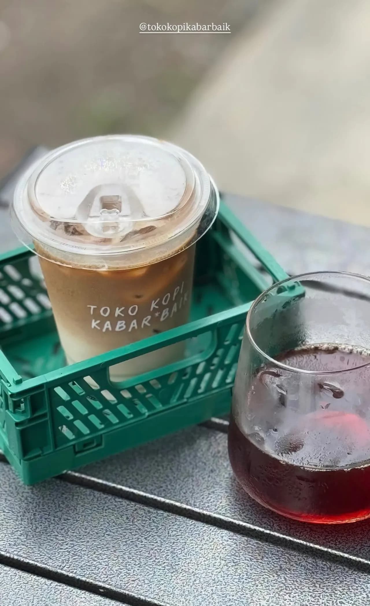 Dua menu signature: Kopi Susu Kabar Baik dan Manual Brew